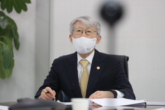 최기영 과학기술정보통신부 장관이 18일 오후 서울 중구 서울중앙우체국에서 '제13차 정보통신전략위원회' 영상회의를 주재하고 있다. 과기정통부 제공